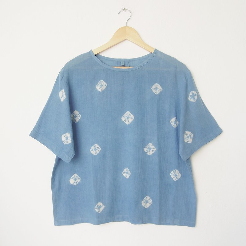 linnil: Indigo spider web short-sleeve shirt - Women's Tops - Cotton & Hemp Blue