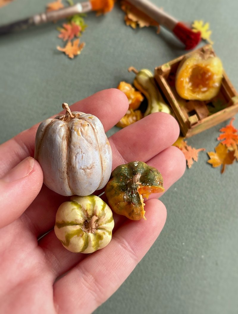 Miniature set with pumpkins and a garden box - Stuffed Dolls & Figurines - Other Materials Multicolor