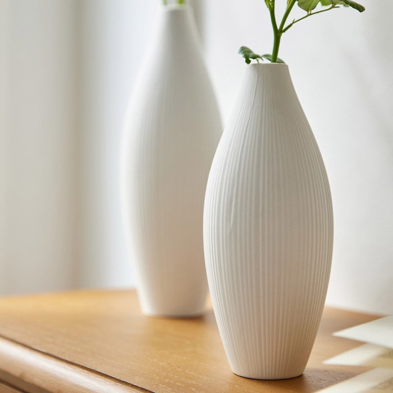 Bud-shaped Matte White Textured Vase - เซรามิก - ดินเผา ขาว