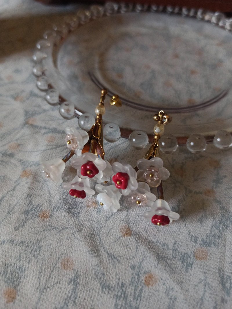 Orchid Bouquet Drop Earrings - White and Red Flowers - ต่างหู - ทองแดงทองเหลือง หลากหลายสี