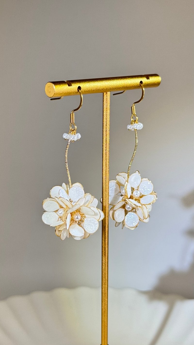 #001_2 Work No. 1 Signature Flower Ball - Full Fine Glitter White Handmade Earrings [cindyandtong] - ต่างหู - เรซิน ขาว