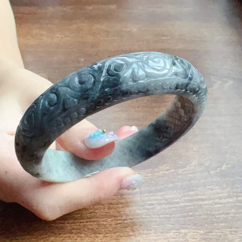 瓔珞珠寶盒 E.L.Jewelry Box 飄烏雞翡翠雕花手鐲 | 18.5圍 | 天然緬甸玉翡翠A貨 | 送禮