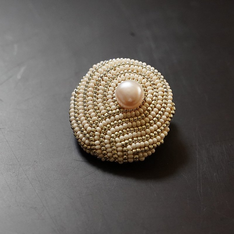 statement and sparkle beaded circle brooch, pearl brooch, vortex brooch , No.1 - เข็มกลัด - ผ้าฝ้าย/ผ้าลินิน ขาว