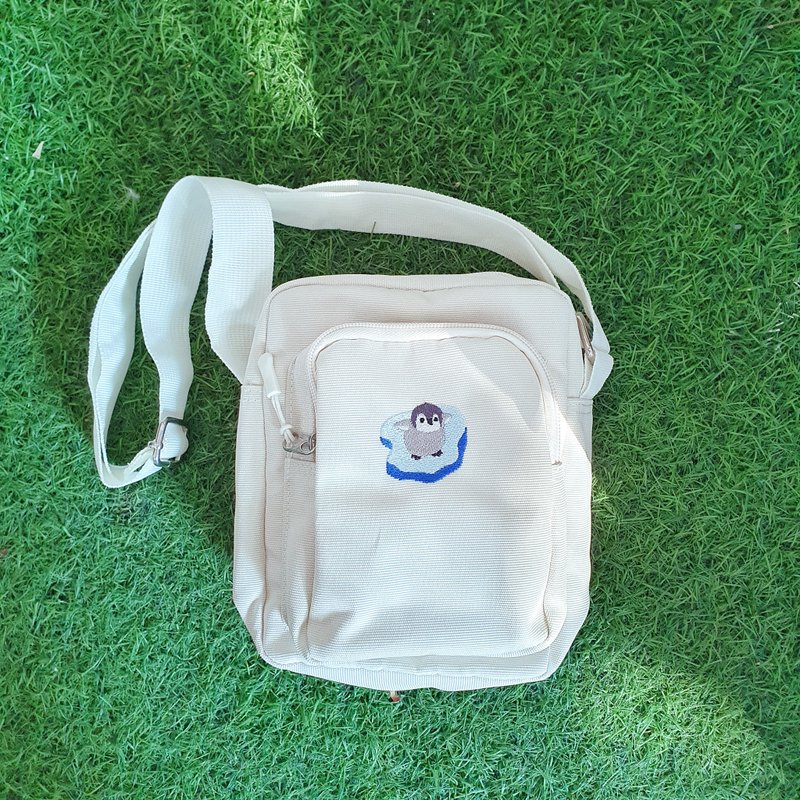 蔦咪啊 刺繡圖案中型防潑水 斜背包 方包 (白) / 滑冰企 企鵝 - 側背包/斜背包 - 尼龍 白色