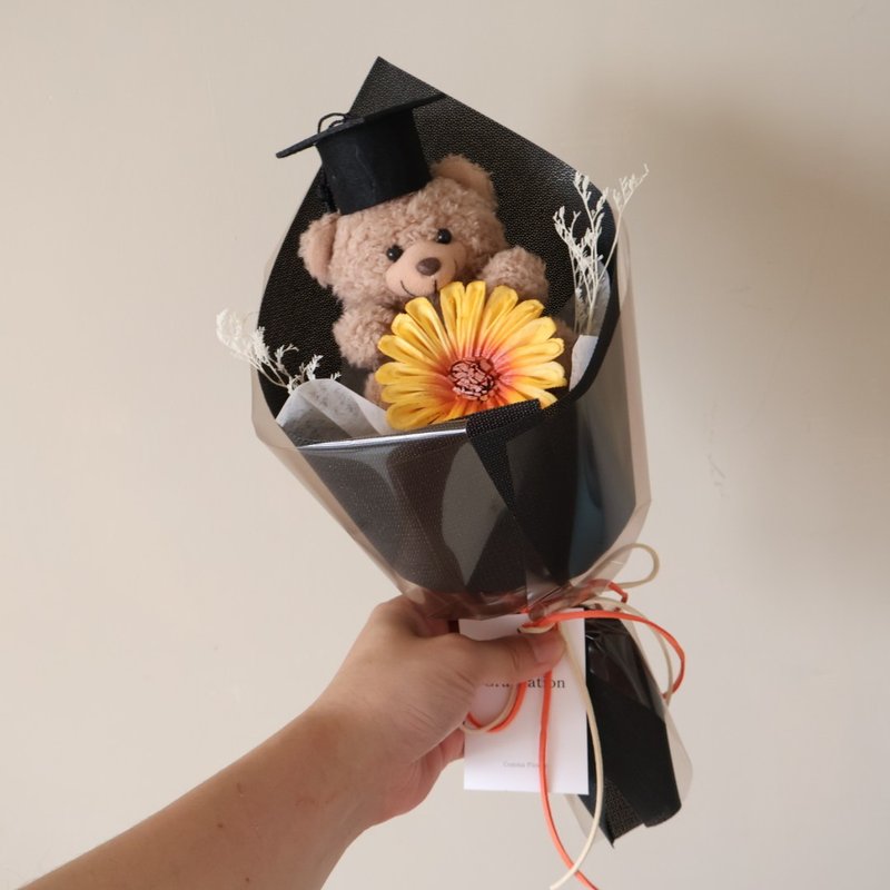 三色畢業熊索拉太陽花花束 畢業花束 畢業禮物 - 乾燥花/永生花 - 植物．花 多色