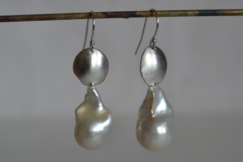 Baroque pearl pierce - 耳環/耳夾 - 其他金屬 
