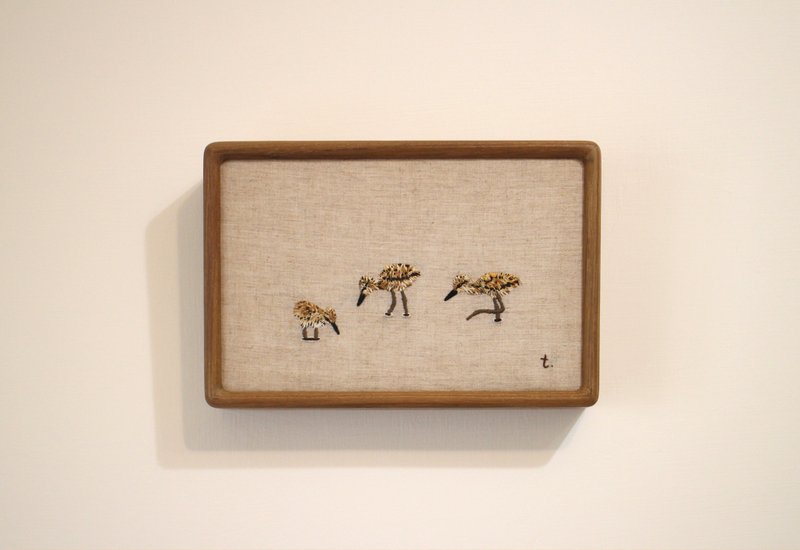 手工刺繡掛畫 / 鳥 / 高蹺鴴雛鳥覓食中 - 海報/掛畫/掛布 - 繡線 咖啡色