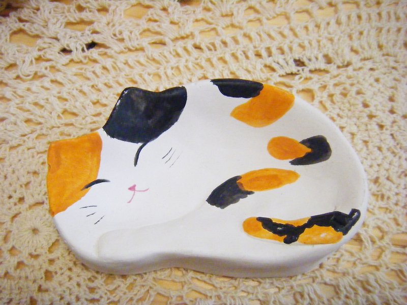 Love beautiful cat / kitty shape dish / jewelry storage / hand-painted - Small Plates & Saucers - Other Materials Multicolor