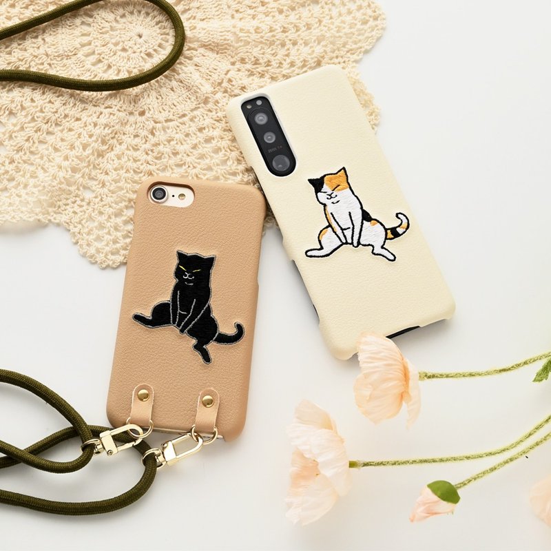 多機種対応 スマホケース 【 刺繍 おすわり猫 】 スマホショルダー ショルダーストラップ 手ぶら 猫 A174I - 手機殼/手機套 - 真皮 白色