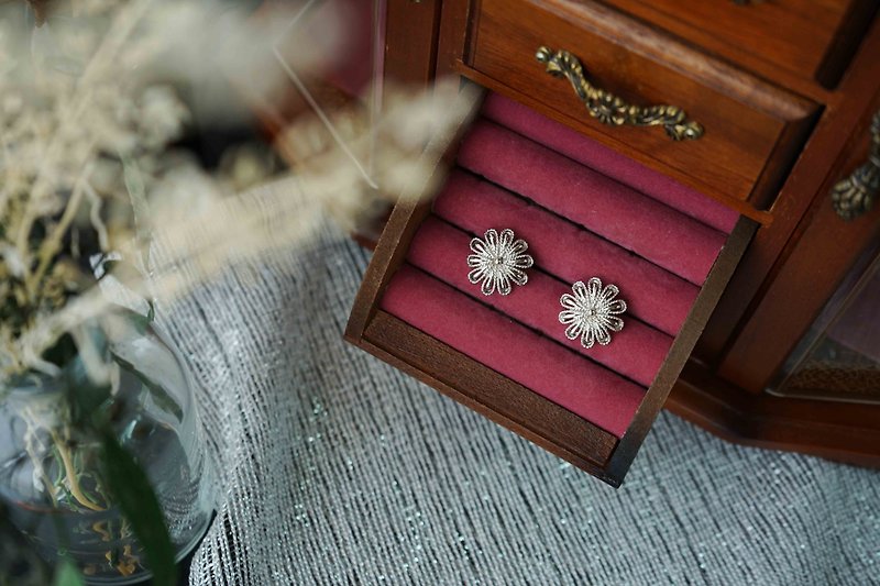 Japanese miscellaneous goods-Silver Ura Koei Flower Antique Clip-On Earrings - ต่างหู - โลหะ สีเงิน
