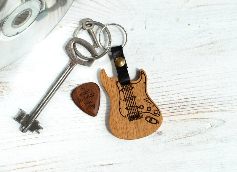 Personalized Guitar Keychain with Engraved Pick – Custom Electric Guitar Gift - 鑰匙圈/鑰匙包 - 木頭 多色
