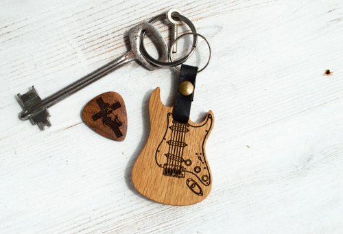 刻印入りピック付きギターキーホルダー - カスタムエレキギターギフト