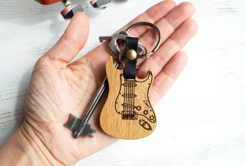 26点【名入れ無料】ギターキーホルダー 刻印入りピック付きギターキーホルダー - カスタムエレキギターギフト