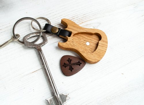 名入れギターピック付きギターキーホルダー – カスタムエレキギター