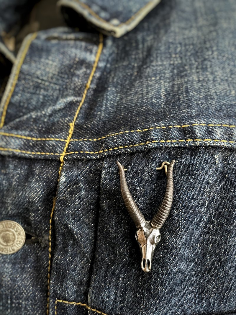 Goat Skull Brooch in White Bronze. - 胸針 - 其他金屬 