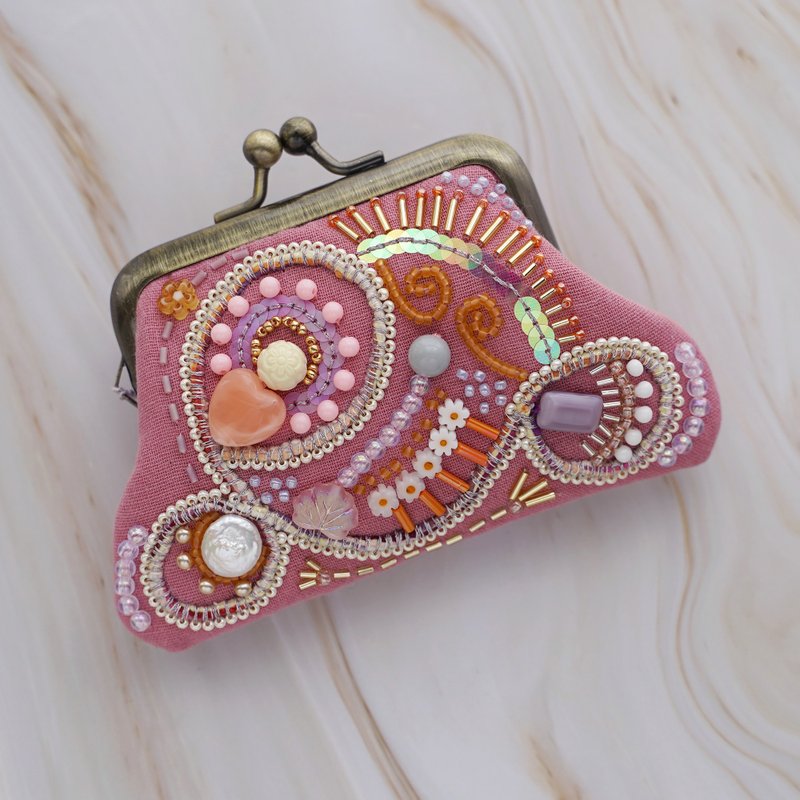 ビーズ刺繍の小さながま口 No.3 ピンク ガーゼ素材 マチなしポーチ 手刺繍 一点もの - 化妝包/收納袋 - 棉．麻 粉紅色