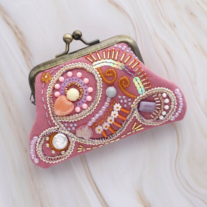 ビーズ刺繍の小さながま口 No.3 ピンク ガーゼ素材 マチなしポーチ 手刺繍 一点もの - 化妝包/收納袋 - 棉．麻 粉紅色