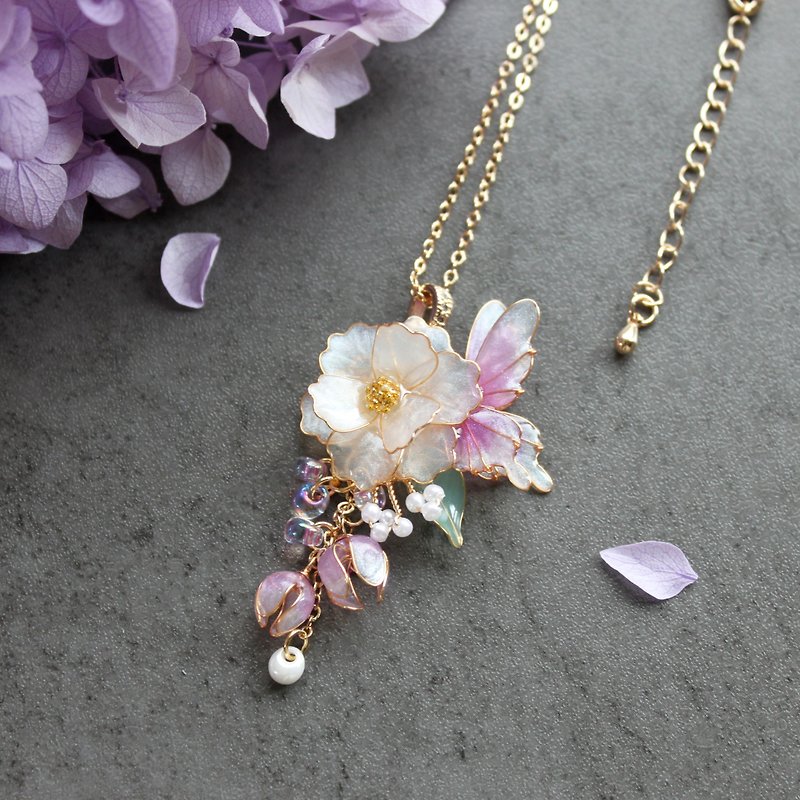 [White Rose and Butterfly Necklace] Butterfly Earrings 4KGF Bronze Resin Necklace Necklace - สร้อยคอ - เรซิน หลากหลายสี