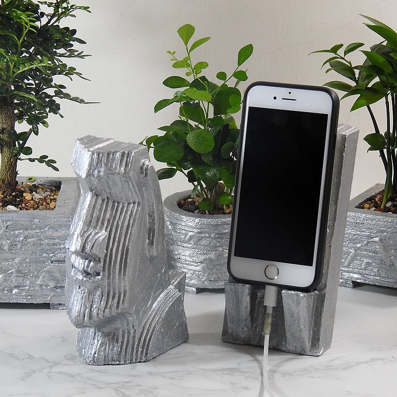 Silver Moai mobile phone holder cultural and creative healing hand-made decoration gift essential for chasing drama - ที่ตั้งมือถือ - ไม้ สีเงิน
