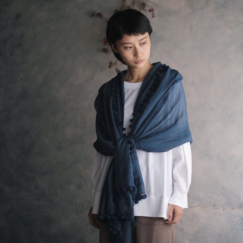 Fur ball tassel embroidered shawl dark blue - ผ้าพันคอถัก - ผ้าฝ้าย/ผ้าลินิน สีน้ำเงิน