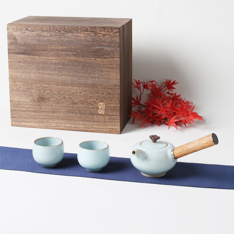 【Lubao LOHAS】Ru Kiln-Bosom friend side handle tea set Ru Kiln sky blue one pot two cups elegant wooden box - Teapots & Teacups - Pottery 