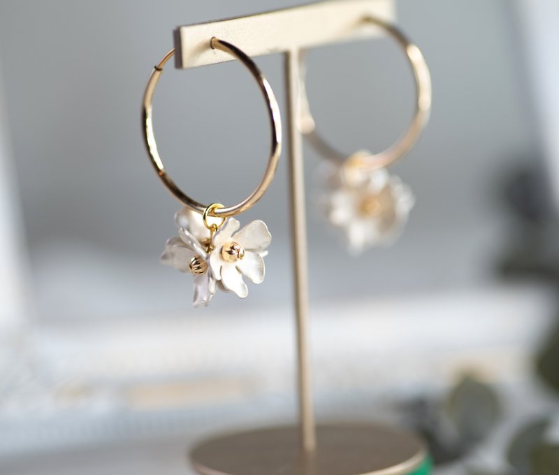 snowflower bouquet hoop Clip-On - ต่างหู - โลหะ ขาว