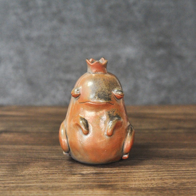 柴燒陶手作 淡定的蛙蛙花器 花瓶 擺件 - 擺飾/家飾品 - 陶 金色