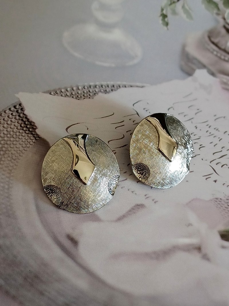 vintage jewelry  古董立體盾形夾式耳環 - 耳環/耳夾/耳骨夾 - 其他金屬 