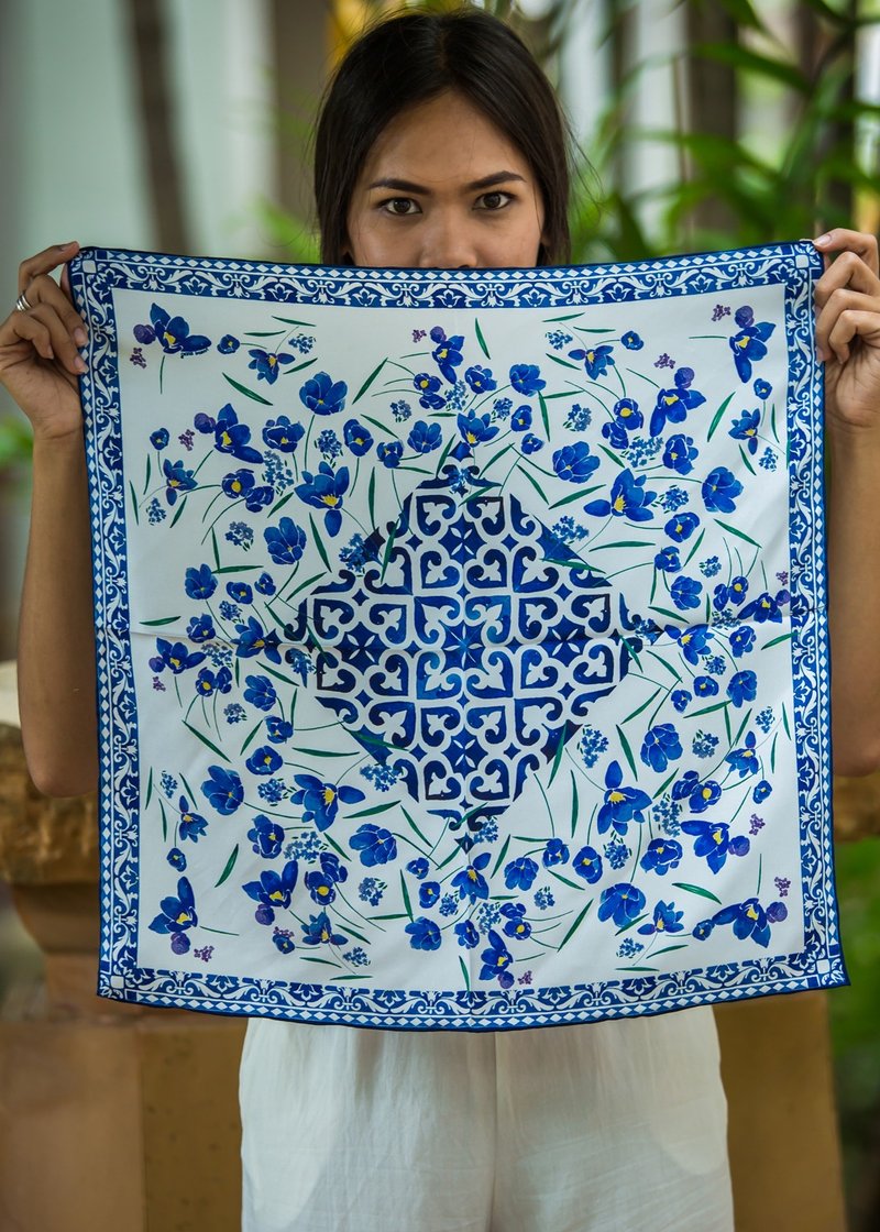 Bandana 100% Silk Fleur en soie, Size 53x53 cm. - 絲巾 - 絲．絹 白色