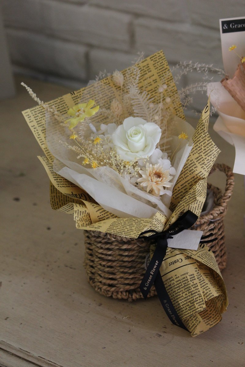 [Cream Pie Newspaper Style Bouquet] Birthday Flowers/Congratulations Bouquets/Everlasting Flowers - Dried Flowers & Bouquets - Plants & Flowers Khaki