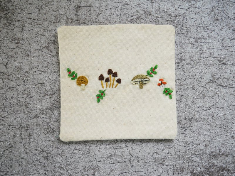 菇菇 手工刺繡杯墊 - 杯墊 - 棉．麻 咖啡色