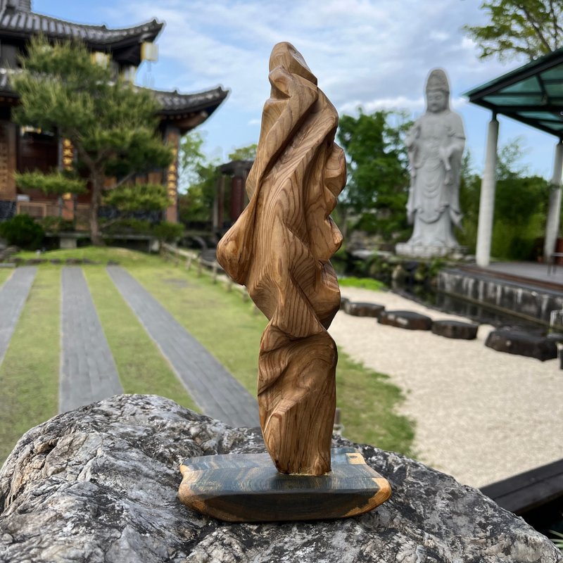 雕刻件　孤緬者　台灣檜木　巴拉圭綠檀底座 - 擺飾/家飾品 - 木頭 橘色