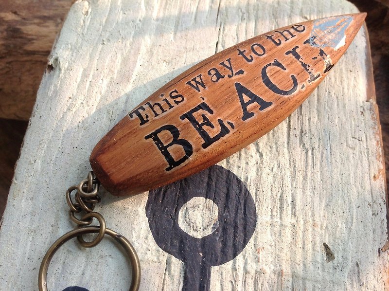 Surfboard key ring - Teak / This way to the Beach - ที่ห้อยกุญแจ - ไม้ สีนำ้ตาล