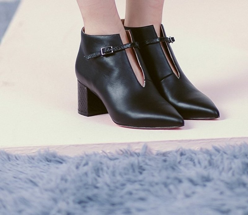 Fine buckle pointed short tube leather thick heel boots black - รองเท้าบูทสั้นผู้หญิง - หนังแท้ สีดำ