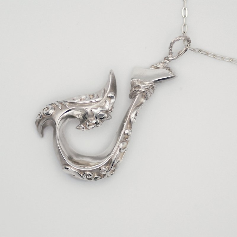 A powerful fish hook pendant [Free shipping] A pendant with a hook that catches wealth and an arabesque that symbolizes prosperity. - สร้อยคอ - โลหะ สีเงิน
