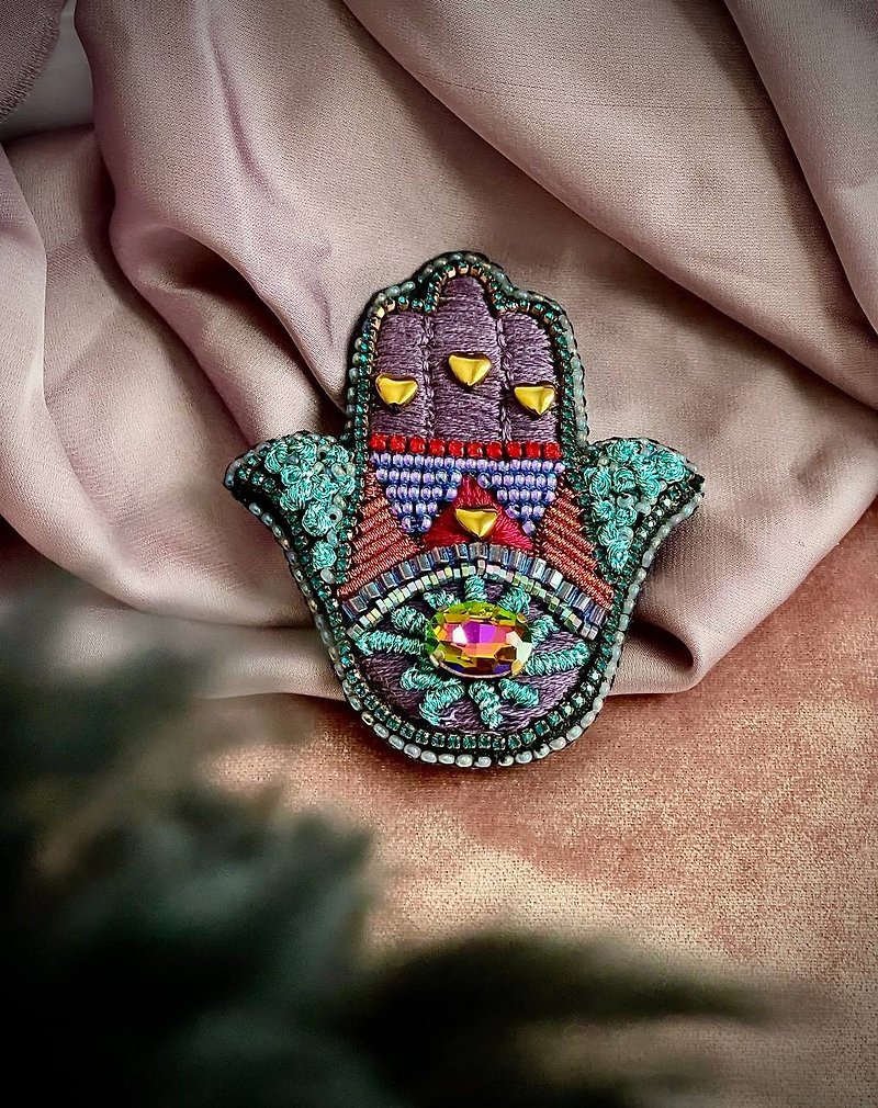 Embroidered Hamsa Hand Brooch, Handmade Beaded Jewelry, Unique Accessory - เข็มกลัด - วัสดุอื่นๆ สีม่วง