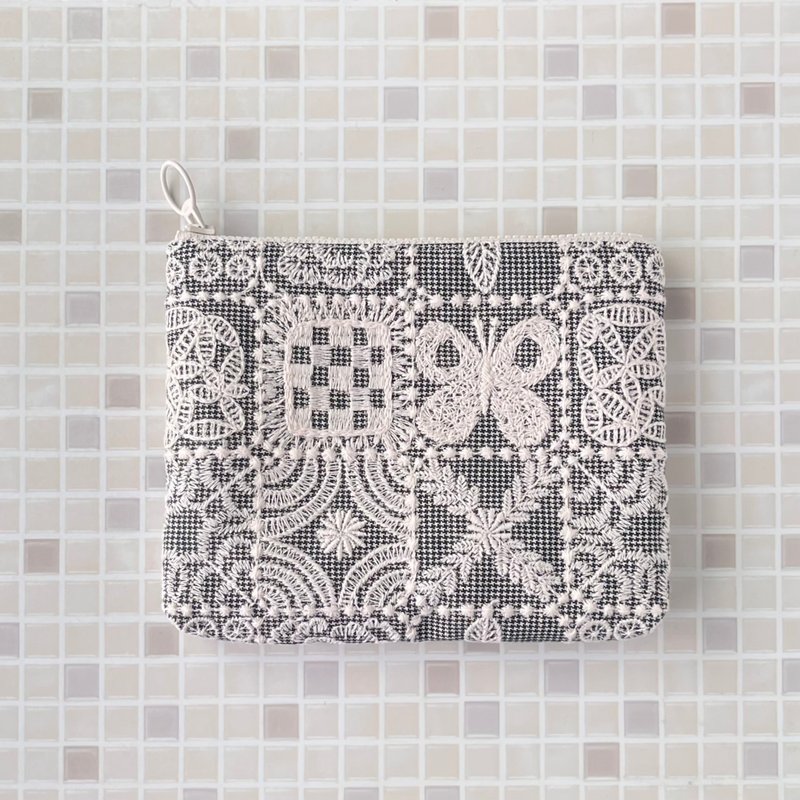 mina perhonen forest tile 総刺繍　蝶　ポーチ　人気カラー - 化妝包/收納袋 - 棉．麻 卡其色