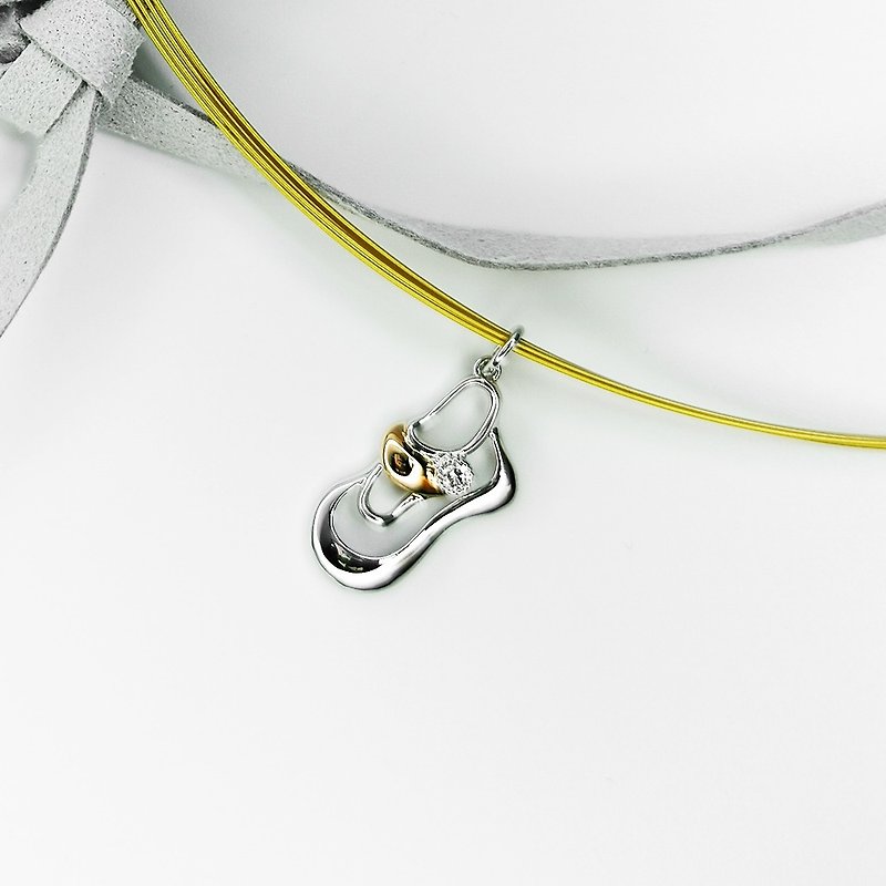 Sweetheart Pendant | Baby shoe shape pendant with wire collar - สร้อยคอ - เครื่องประดับ สีทอง
