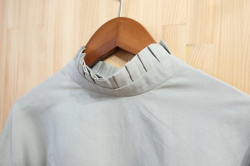 hikidashi 抽屜工作室 摺領落肩長袖上衣/ 淺綠棉麻