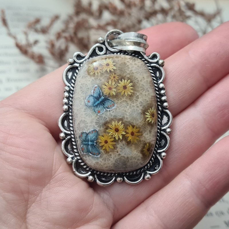 Daisies and blue moths pendant Coral stone pendant Stone painting - 項鍊 - 石頭 多色