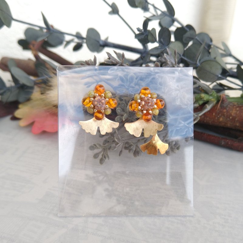 brass ginkgo leaf and amber earrings - ต่างหู - โลหะ สีส้ม