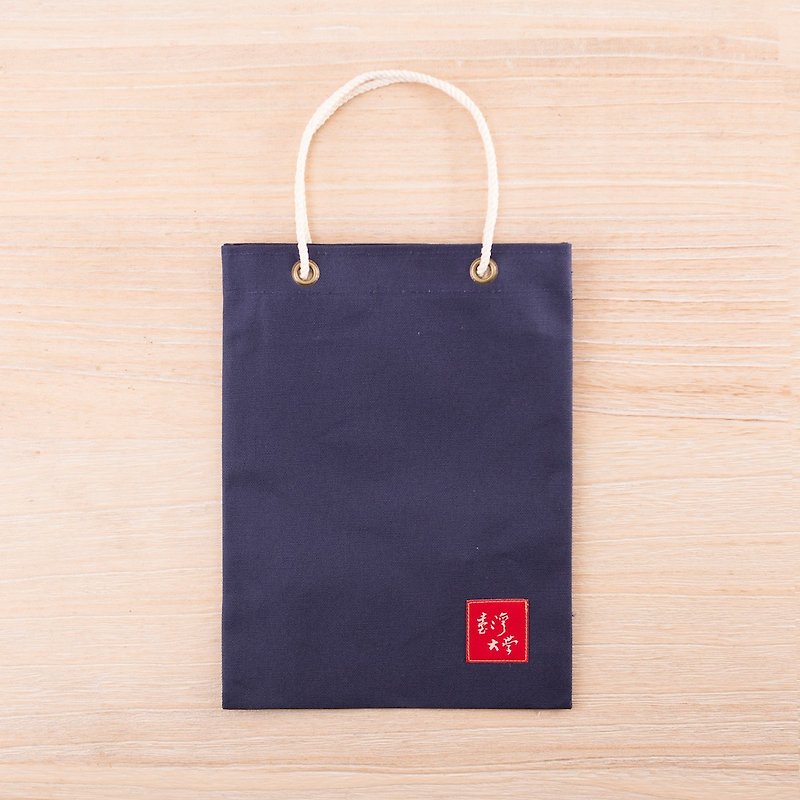 Taiwan University iPad Canvas Bag - Navy Blue - กระเป๋าถือ - ผ้าฝ้าย/ผ้าลินิน ขาว