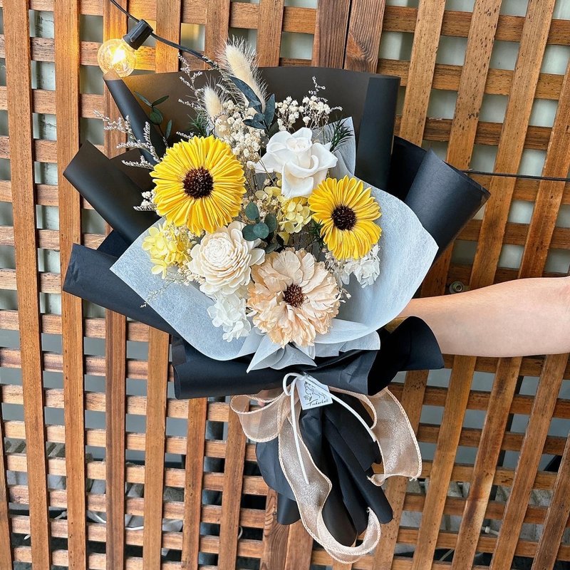 Beautiful everlasting bouquet of sunrise, sunflowers, graduation bouquet, graduation season, with bag - ช่อดอกไม้แห้ง - พืช/ดอกไม้ สีเหลือง