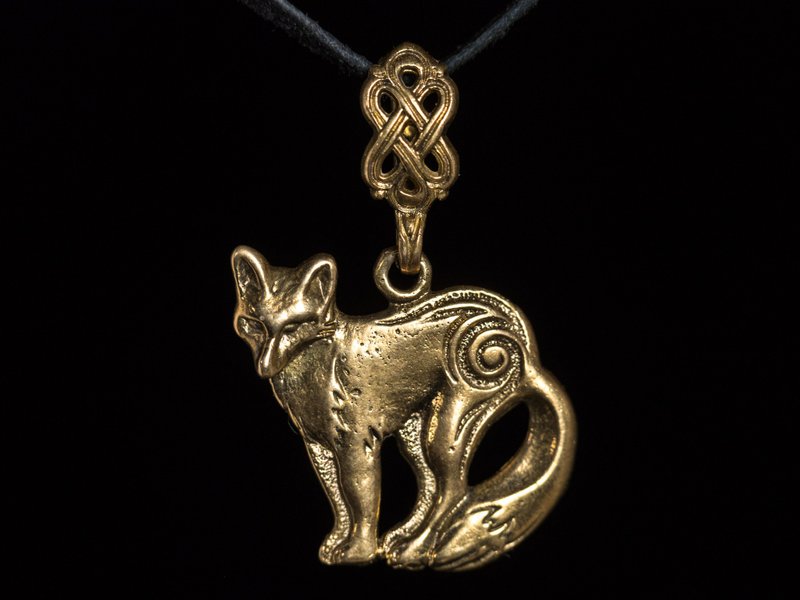 Celtic Fox Pendant. Fox with celtic knots handmade pendant. Celtic style fox - สร้อยคอ - วัสดุอื่นๆ 