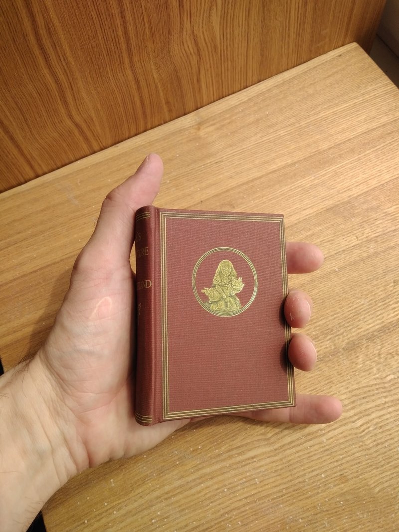 Lewis Carroll. Alice in Wonderland.  A small real book. Styling for the first ed - 刊物/書籍 - 紙 紅色