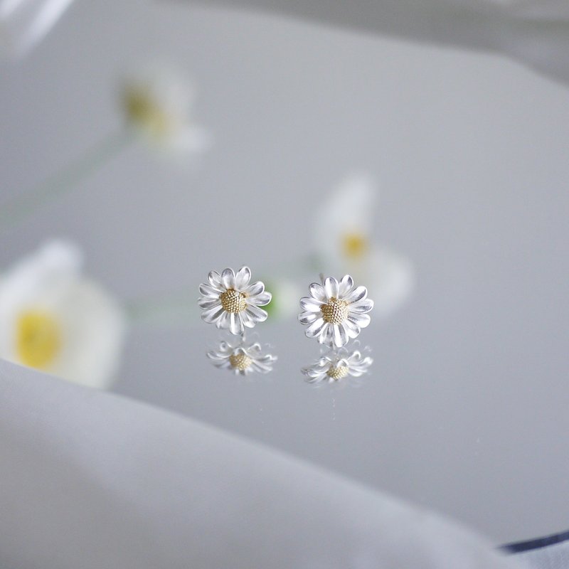 小雛菊細緻銀色耳環 - 耳環/耳夾/耳骨夾 - 其他金屬 金色