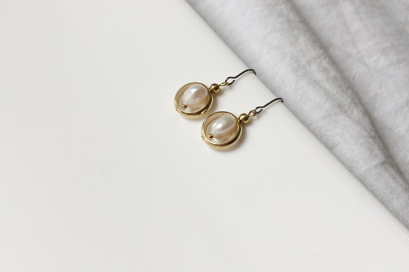 Pure white pearl brass earrings - ต่างหู - เครื่องเพชรพลอย ขาว