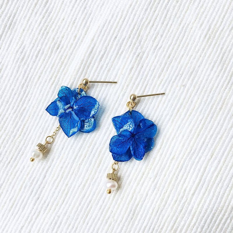 Beauty like a dream series earrings | Royal blue / no withered flowers / dry flowers / hydrangea / custom / handmade / earrings