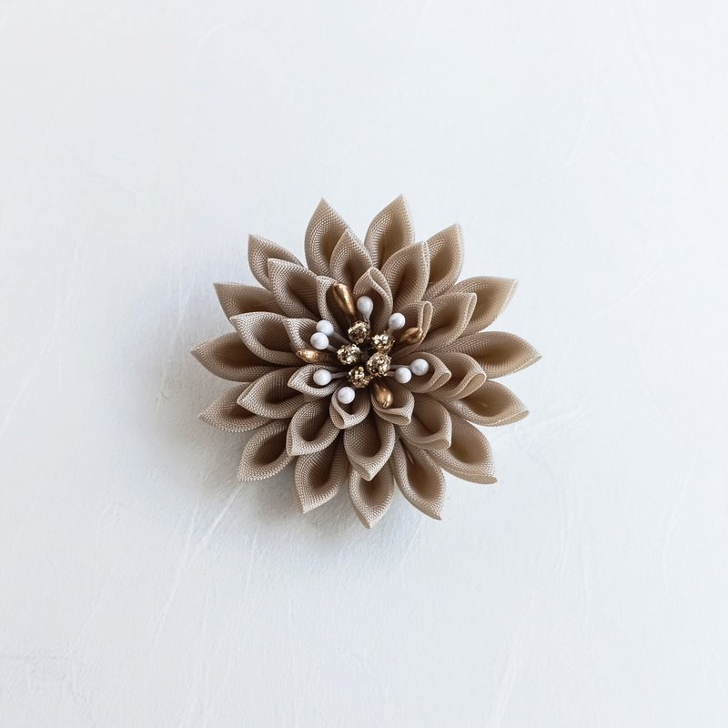 Brooch Sand Beige Small Tsumami Crafts - Brooches - Cotton & Hemp Khaki