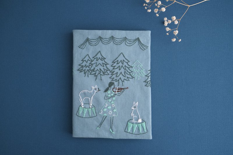 【線上】刺繡書衣材料包－森林裡的嘉年華 含材料 含運 - 編織/羊毛氈/縫紉 - 棉．麻 